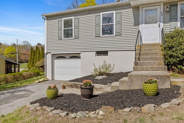 Attached, Exterior, Facade, Raised Ranch