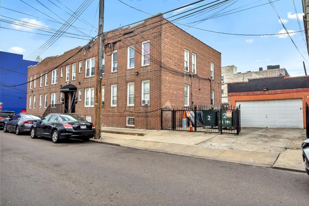 Attached, Exterior, Facade, Brick Facade, Rowhouse