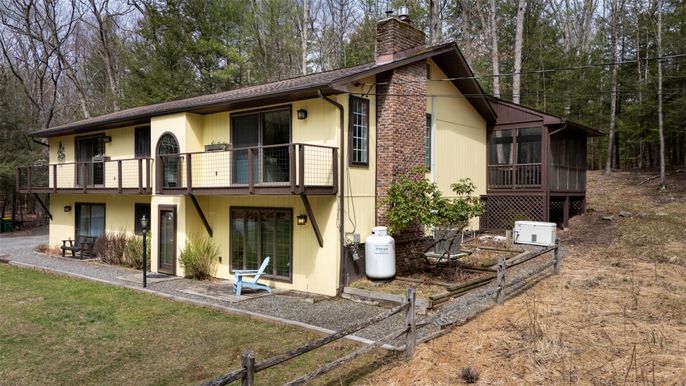 Backyard, Exterior, Facade, Split Level