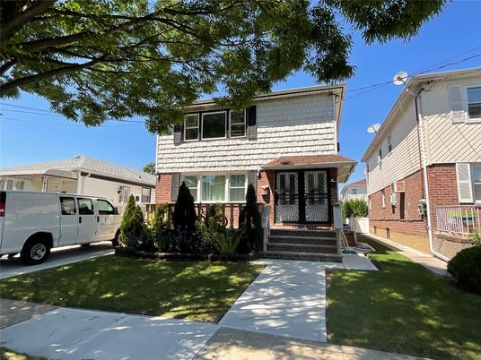 Exterior, Facade, Brick Facade, American Foursquare