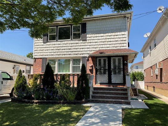 Exterior, Facade, Brick Facade, American Foursquare