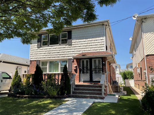 Exterior, Facade, Brick Facade, American Foursquare