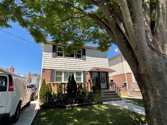 Exterior, Facade, Brick Facade, American Foursquare