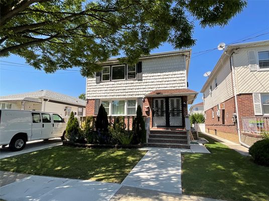 Exterior, Facade, Brick Facade, American Foursquare