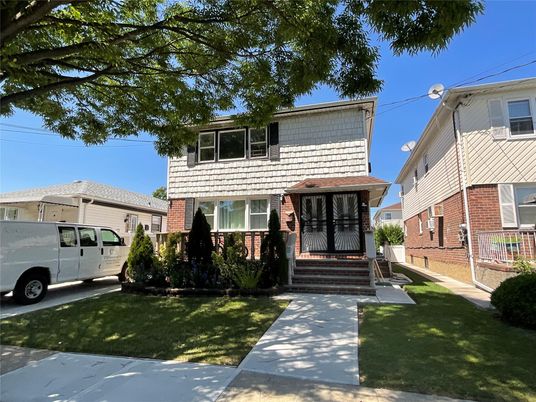 Exterior, Facade, Brick Facade, American Foursquare