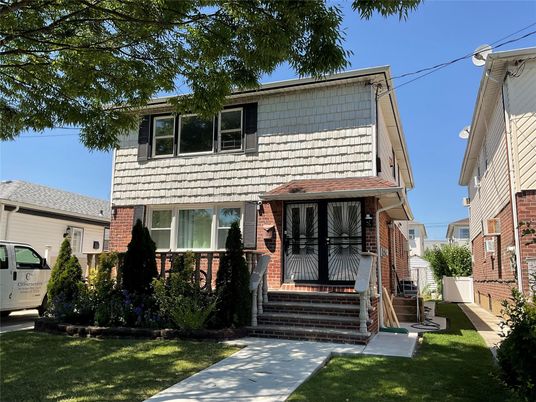 Exterior, Facade, Brick Facade, American Foursquare