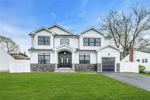 Attached, Exterior, Facade, Farmhouse