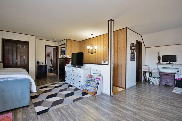 Interior, Pendant Lights, Wood Texture Flooring
