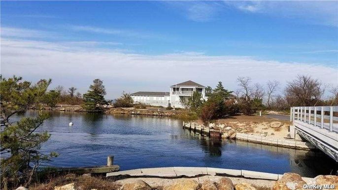 Exterior, Lake