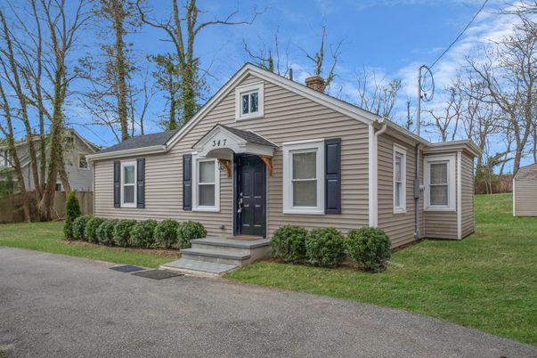 Exterior, Facade, Ranch