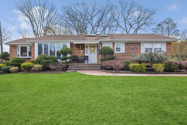 Exterior, Facade, Ranch