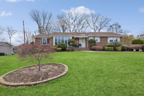 Backyard, Exterior, Facade, Brick Facade, Ranch