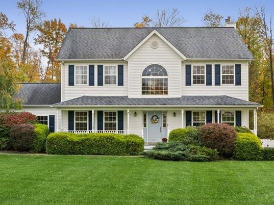 Exterior, Facade, Farmhouse