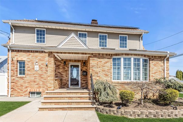 Exterior, Facade, Brick Facade, American Foursquare