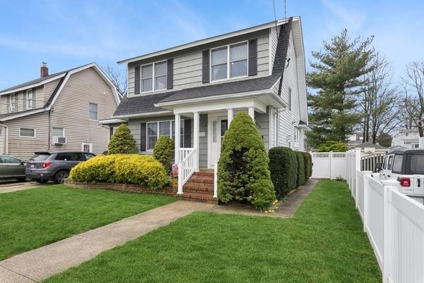 Exterior, Facade, American Foursquare