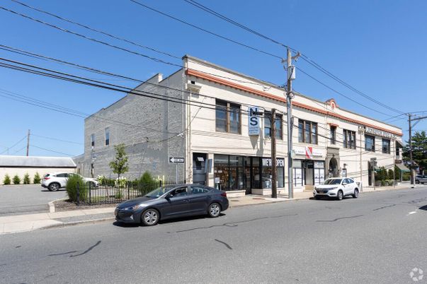 Exterior, Facade, Rowhouse