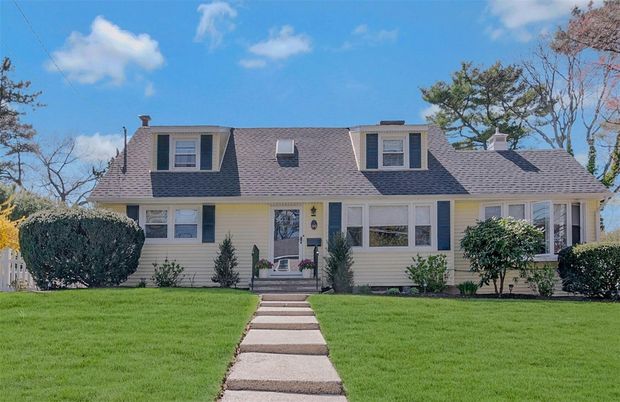 Exterior, Facade, Cape Cod