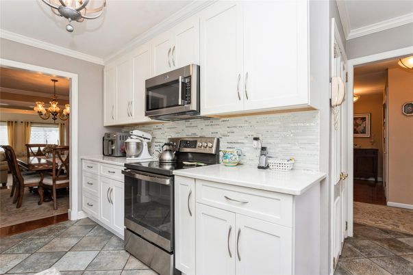 Chandelier, Dining room, Interior, Kitchen, Stainless Steel Appliances