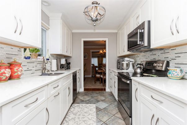 Chandelier, Dining room, Interior, Kitchen, Stainless Steel Appliances