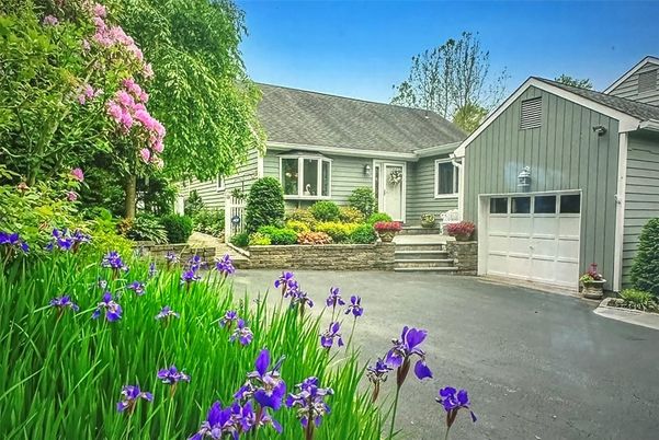 Attached, Exterior, Facade, Cape Cod