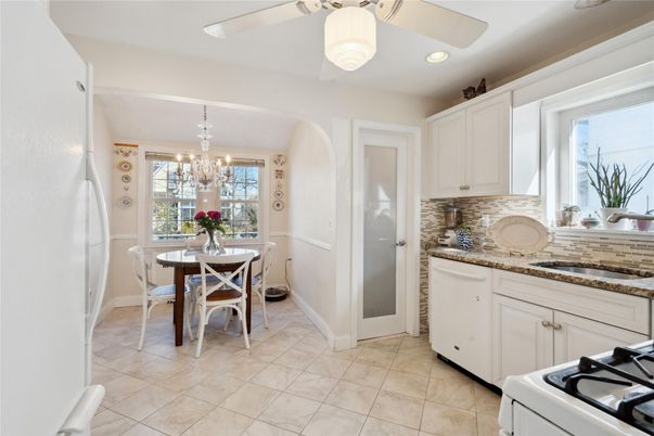 Chandelier, Dining room, Interior, Kitchen, Recessed Lighting
