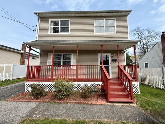 Exterior, Facade, American Foursquare