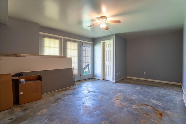 Empty room, Interior