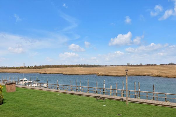 Exterior, Lake