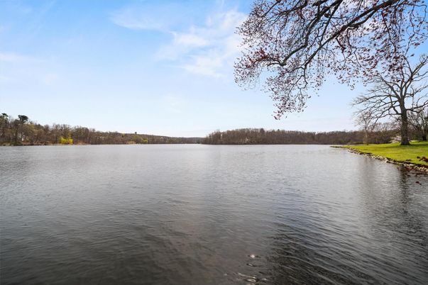 Exterior, Lake