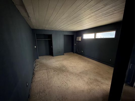 Empty room, Interior