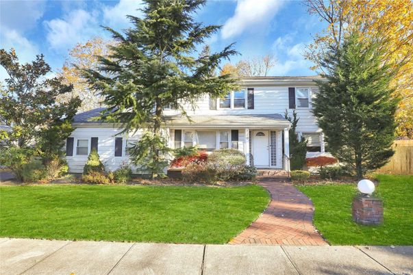 Exterior, Facade, American Foursquare