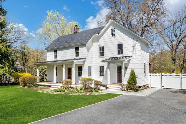 Exterior, Facade, Farmhouse