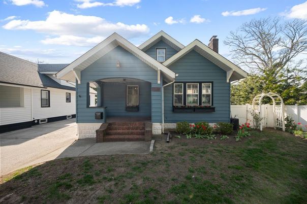 Exterior, Facade, American Craftsman