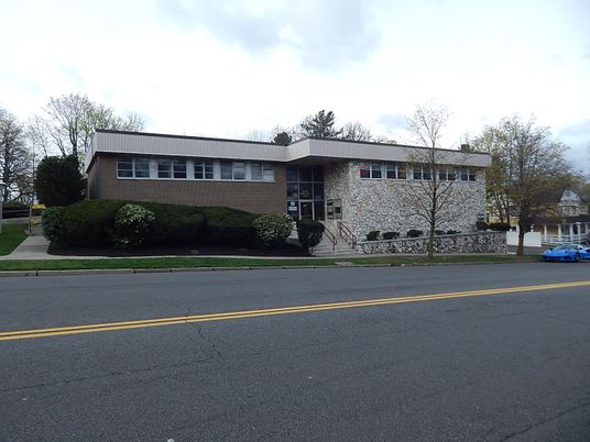 Exterior, Facade, Modern