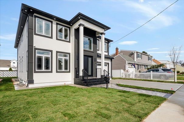 Attached, Exterior, Facade, Rowhouse