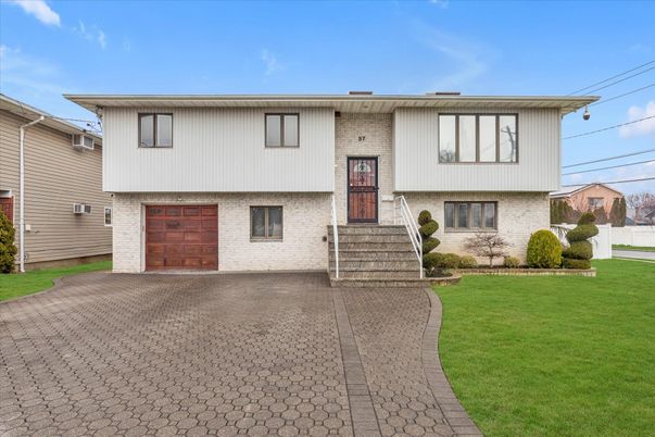 Attached, Exterior, Facade, Brick Facade, Raised Ranch