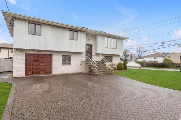 Attached, Exterior, Facade, Brick Facade, Raised Ranch