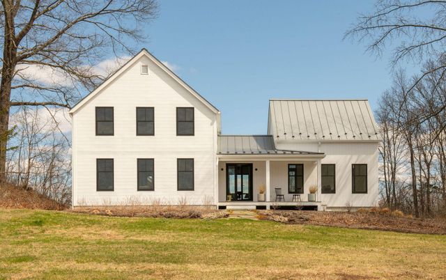 Exterior, Facade, Farmhouse