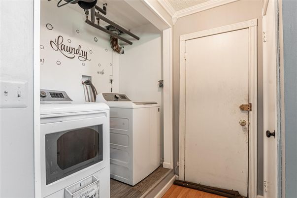Interior, Utility Closets, Washer, Wood Texture Flooring