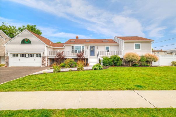 Attached, Exterior, Facade, Ranch