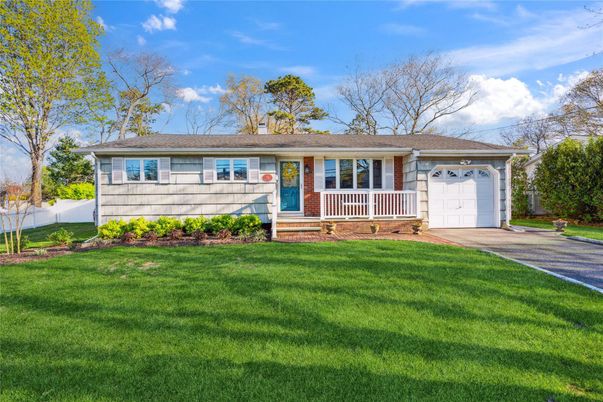 Attached, Exterior, Facade, Cape Cod