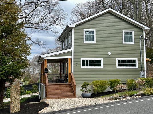 Exterior, Facade, Split Level