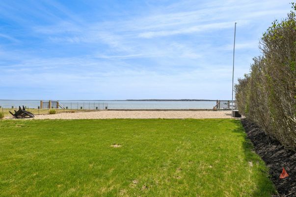 Exterior, Lake
