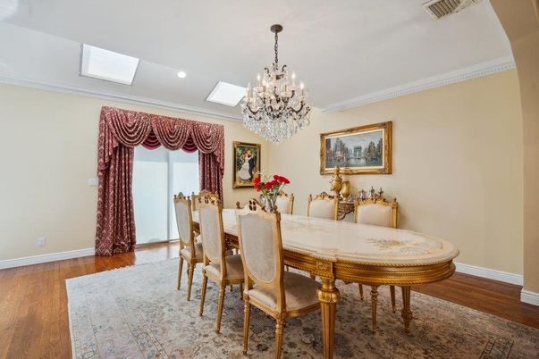 Chandelier, Dining room, Interior, Recessed Lighting, Wood Texture Flooring