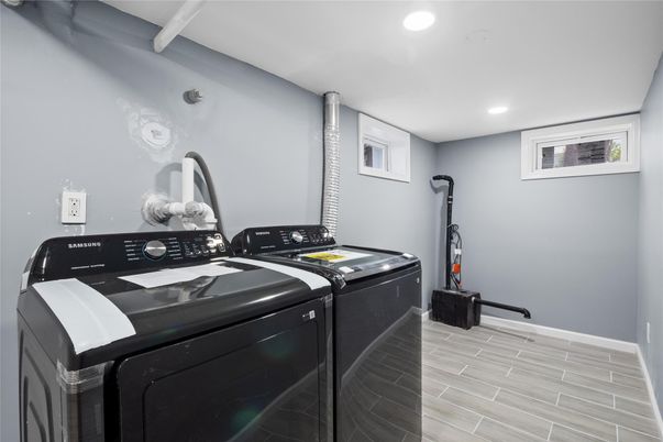 Interior, Recessed Lighting, Washer, Wood Texture Flooring