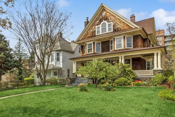 Exterior, Facade, Queen Anne Victorian