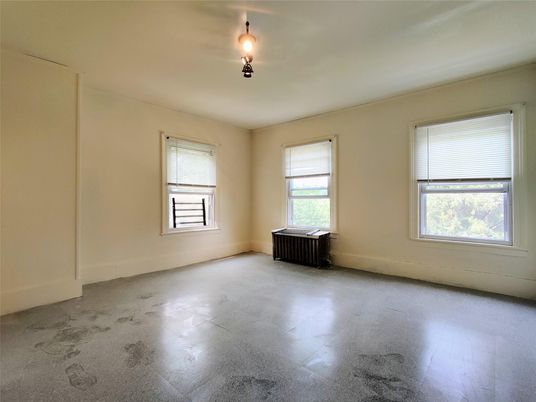 Empty room, Interior