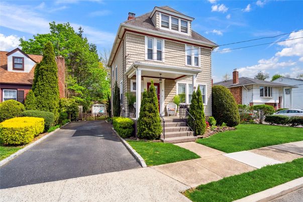 Exterior, Facade, American Foursquare