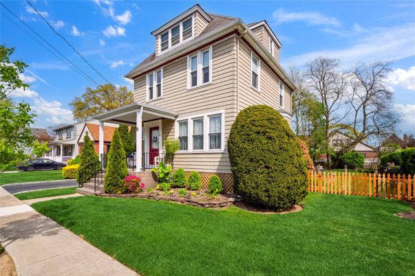 Exterior, Facade, American Foursquare
