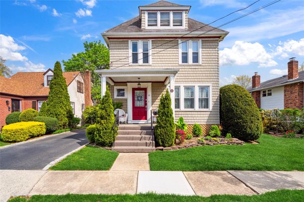Exterior, Facade, American Foursquare
